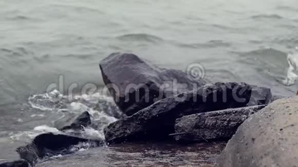波浪溅落在大石头上高清1920x1080慢动作视频的预览图