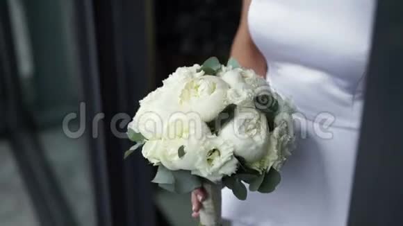 新娘手中的鲜花视频的预览图