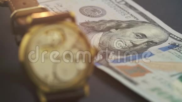 在一只漂亮的手表里用百元钞票合上时钟驱动器视频的预览图