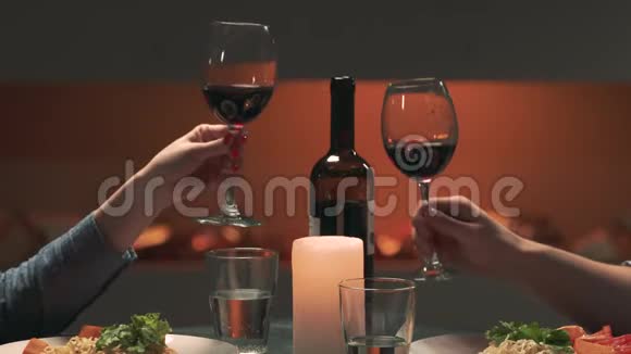 男人和女人用红酒碰杯视频的预览图
