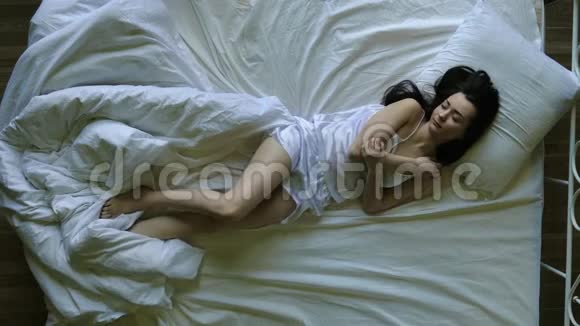 家里的漂亮女人在床上视频的预览图