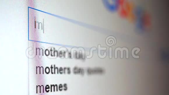 使用互联网搜索引擎查找单词母亲的信息宏观视频视频的预览图