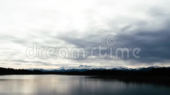亚特兰蒂克斯比利牛斯湖加巴斯湖背景山脉视频的预览图