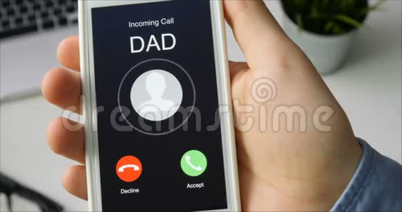 接到爸爸的电话并接受移动通信概念坐在书桌前视频的预览图
