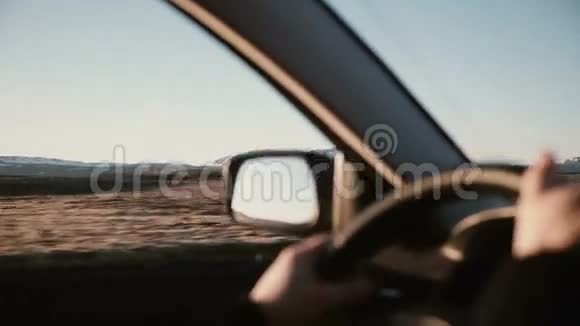 车内观景台上美丽的日落景观山峦覆雪近景男性双手对轮视频的预览图