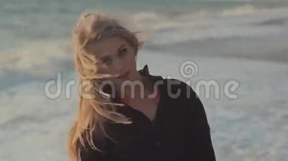 在海浪中靠近大海的年轻迷人的女人视频的预览图