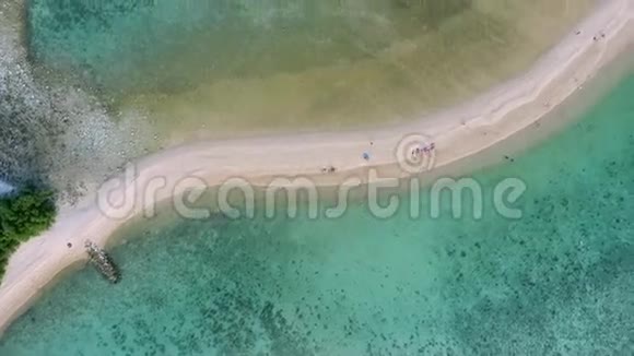 飞越桑迪海滩短跑从上面看到珊瑚礁和日光浴游客的惊人景色热带泻湖高空高清视频的预览图