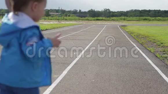 小男孩和爸爸在跑步机体育场跑步视频的预览图