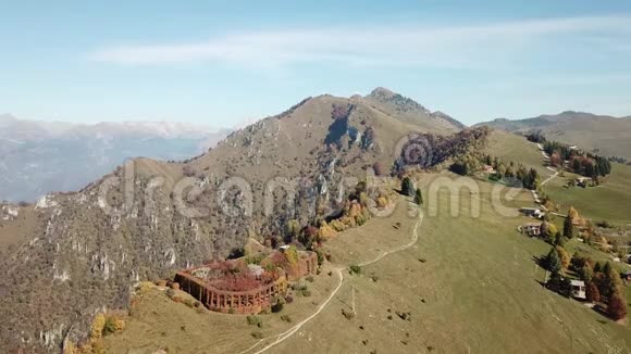 4K无人机鸟瞰奥罗比阿尔卑斯山和福米科采摘在一个晴朗和蓝色的一天视频的预览图