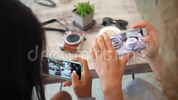 嬉皮士女孩用手机拍咖啡壶美丽的生活方式表组成在咖啡厅高清高清视频的预览图