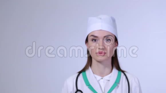 年轻特写护士脸看镜头视频的预览图