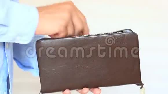 男人手拿钱包视频的预览图
