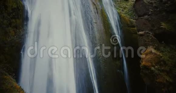 冰岛美丽的野生瀑布Gljufrabui的鸟瞰图水从山上掉下来溅起水花视频的预览图