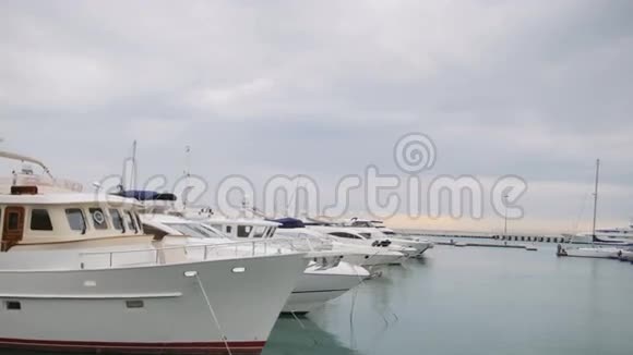 港口或港口的游艇和船只码头景观视频的预览图