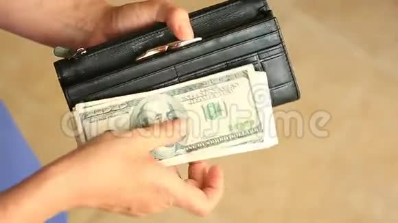 女人手拿着钱夹视频的预览图