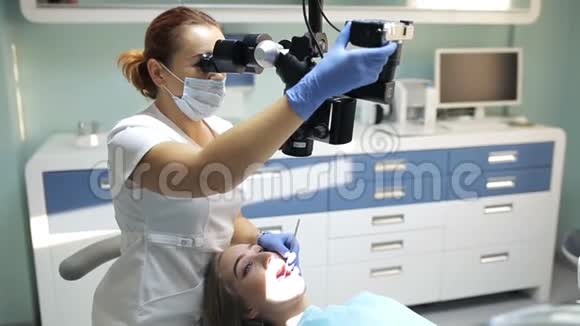 牙科中使用牙科显微镜手术的牙科医生视频的预览图