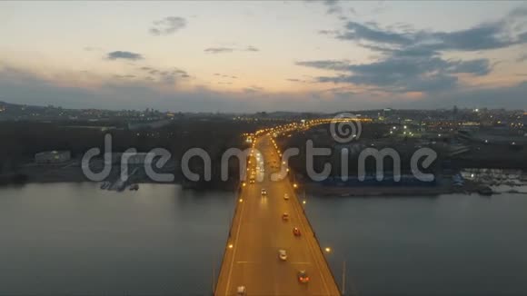 鸟瞰江上大桥的夜景全景大城市的汽车在上面行驶视频的预览图