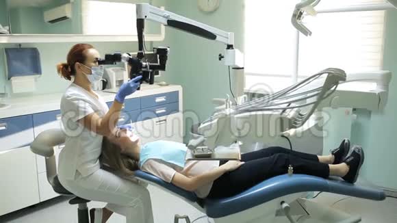 牙科中使用牙科显微镜手术的牙科医生视频的预览图
