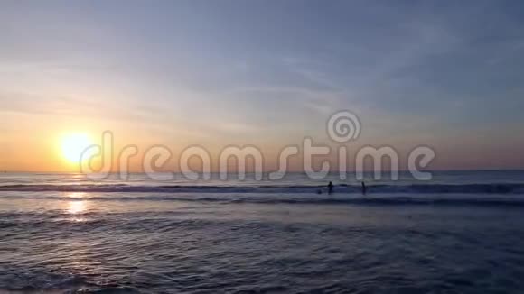 海上游泳者日出时向左转视频的预览图