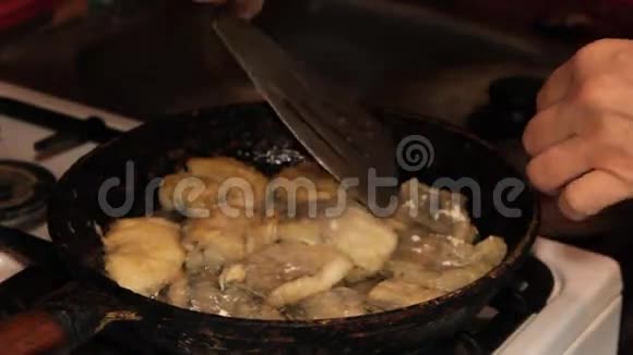 在煤气炉上用煎锅煎鱼视频的预览图