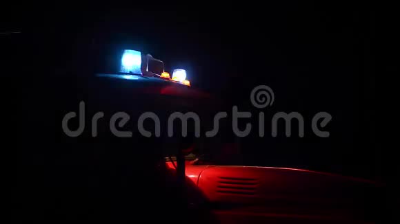 消防车在夜间闪烁着蓝光视频的预览图