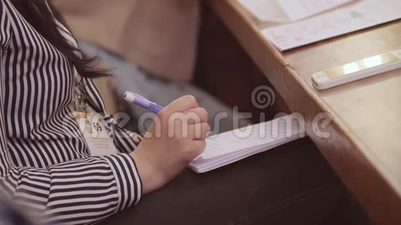 女人手在笔记本上写东西视频的预览图