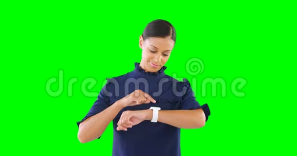 女用智能手表对抗绿色屏幕4k视频的预览图