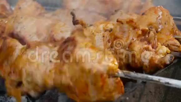 露天烧烤多汁的肉在烤架上热煤和烟雾慢动作视频的预览图