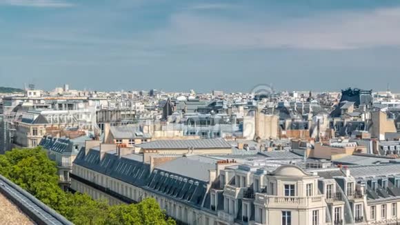 从巴黎的lafayette画廊露台上看到美丽的建筑物的城市景观视频的预览图