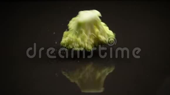 黑色背景下掉落的花椰菜视频的预览图