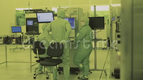 实验室里有三个工人清洁区纳米技术无菌西装戴面具的科学家视频的预览图