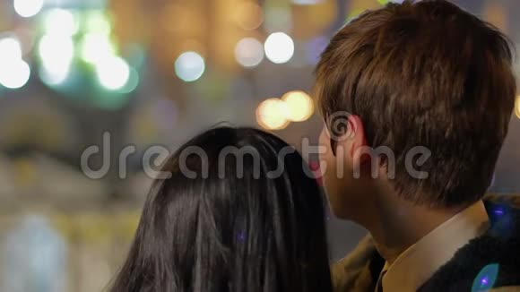 恋爱中的情侣在美丽的夜城欣赏风景浪漫相聚视频的预览图