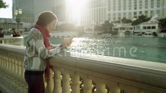 女人站在贝拉焦的喷泉前发短信视频的预览图