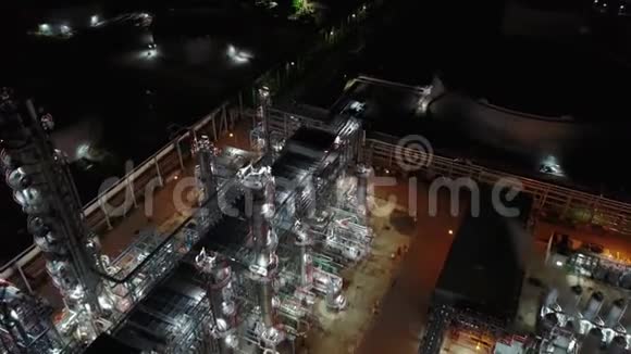 炼油厂周边4K夜景鸟瞰图视频的预览图
