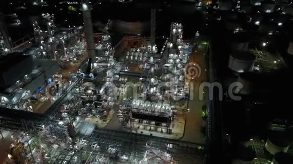4K炼油厂周围的夜景视频的预览图