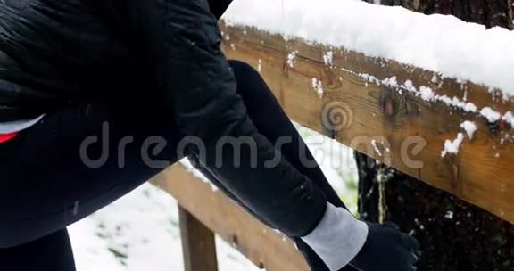 下雪时系鞋带的美女视频的预览图
