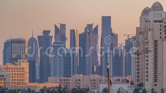 从卡塔尔多哈的卡塔拉海滩timelapse向西海湾和市中心看视频的预览图