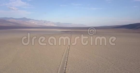 死亡谷盐盆地鸟瞰图视频的预览图