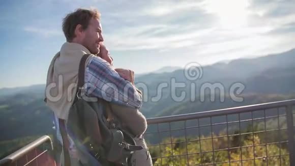 情侣拥抱在观景台上方景色优美视频的预览图