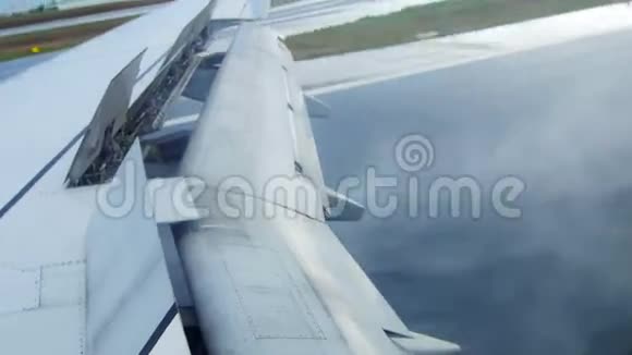 飞机降落降落烟雾来自沙西从飞机窗口机翼的视野视频的预览图