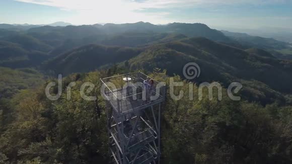 一对相爱的情侣站在塔上景色宜人视频的预览图