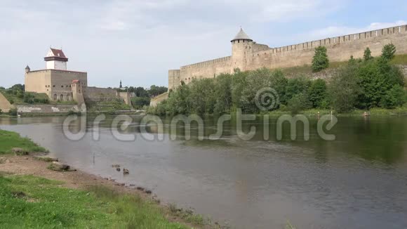 纳瓦河两岸的赫尔曼和伊万哥罗德城堡爱沙尼亚和俄罗斯的边界视频的预览图