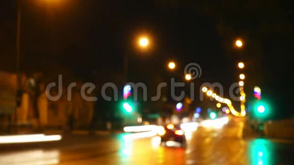 时光流逝夜城路的灯火汽车和红绿灯视频的预览图