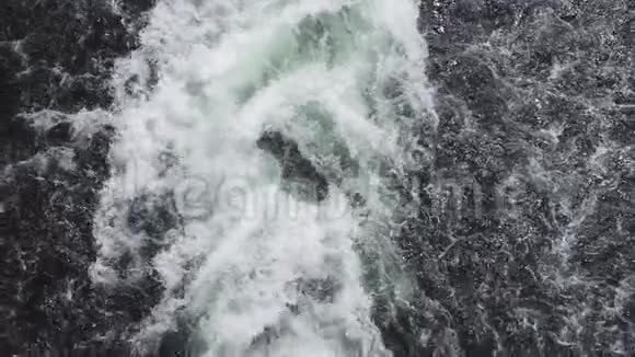 快速摩托艇后面的绿松石泡沫海波视频的预览图