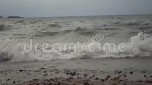波浪在沙滩上滚着小石头4K3840x2160高清高清视频的预览图
