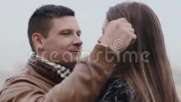 幸福美丽的夫妻分享亲密的时刻男人崇拜他的女人抚摸她的头发情侣们聊天接吻视频的预览图