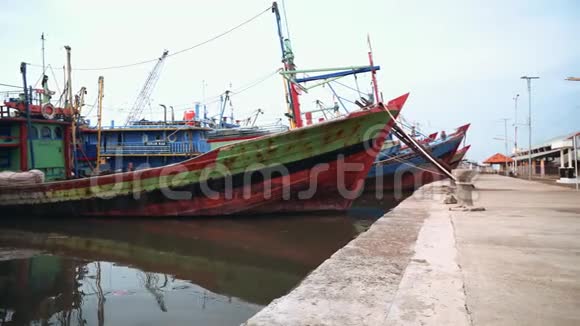 旧船码头在印度尼西亚的贝卡隆根视频的预览图