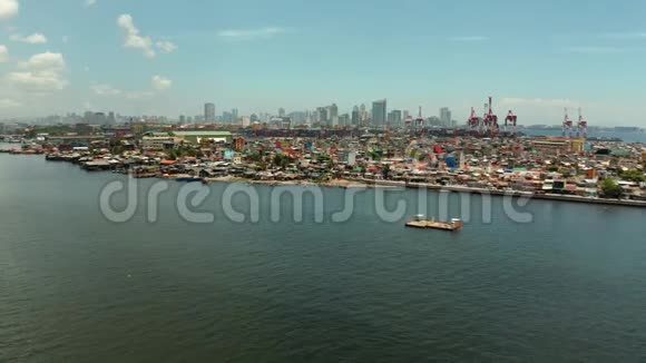 城市景观马尼拉居住区域和城市商业中心俯视图大港口城市视频的预览图