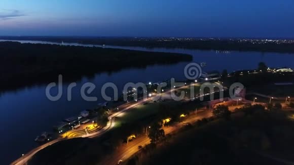 夜间可鸟瞰河岸和城市郊区视频的预览图