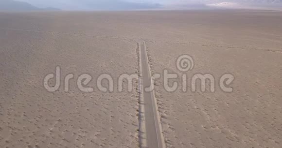死亡谷盐盆地鸟瞰图视频的预览图